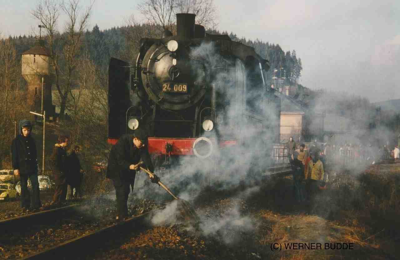 Die Dampflok der Baureihe 24 hat einen Sonderzug nach Krummenerl gebracht; links der Wasserturm, rechts hinter der Lok das Bahnhofsgebäude. Foto co. Werner Budde